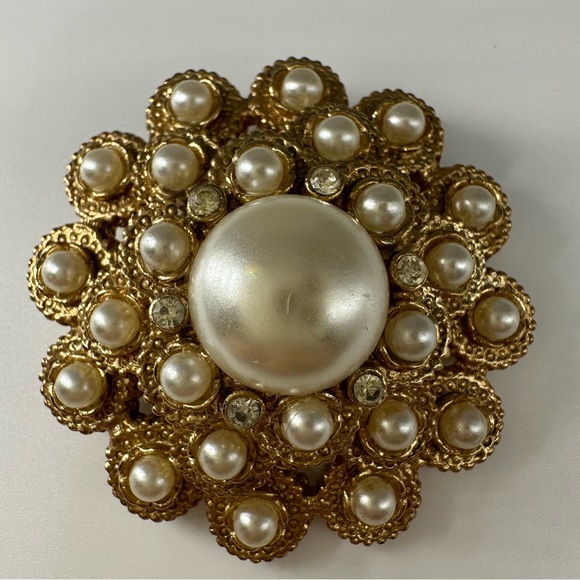 SIGNED SARAH COVENTRY LUXE RHINESTONE PEARL BROOCH - Picture 3 of 14